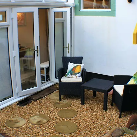 Romantic Quirky With Private Garden And Parking *