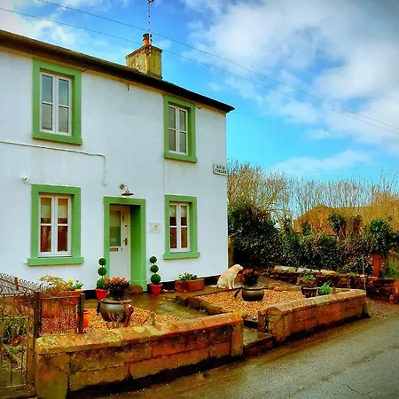The Tree House Cumbria, Unique, Romantic, Quirky Holiday home *