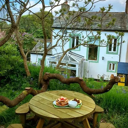 Holiday home Romantic Quirky With Private Garden And Parking