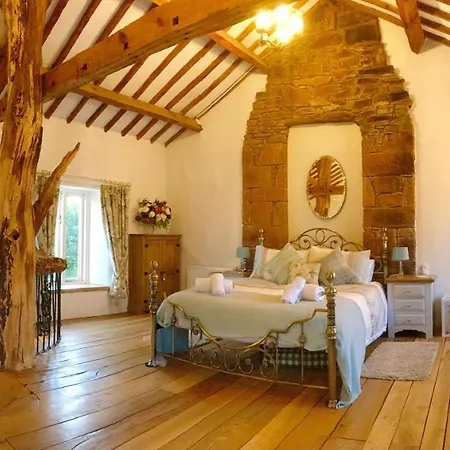The Tree House Cumbria, Unique, Romantic, Quirky Holiday home *