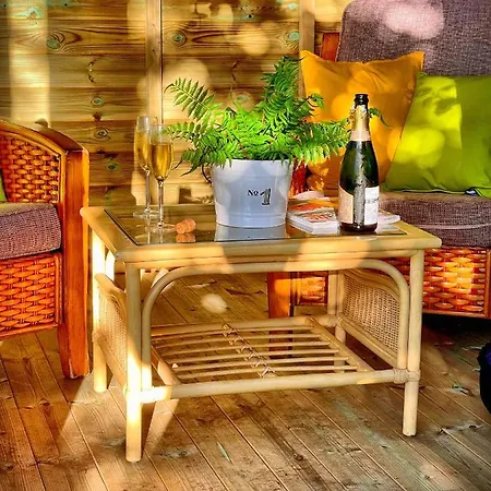 Romantic Quirky With Private Garden And Parking Hébergement de vacances *