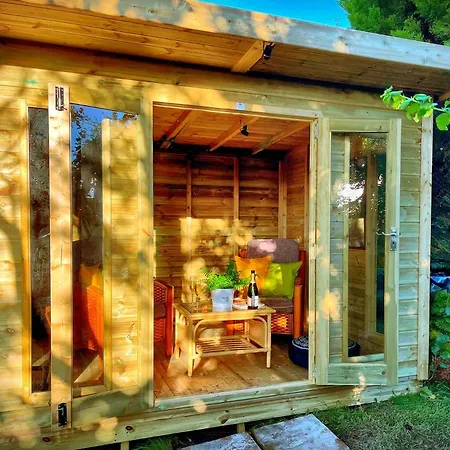 Hébergement de vacances Romantic Quirky With Private Garden And Parking
